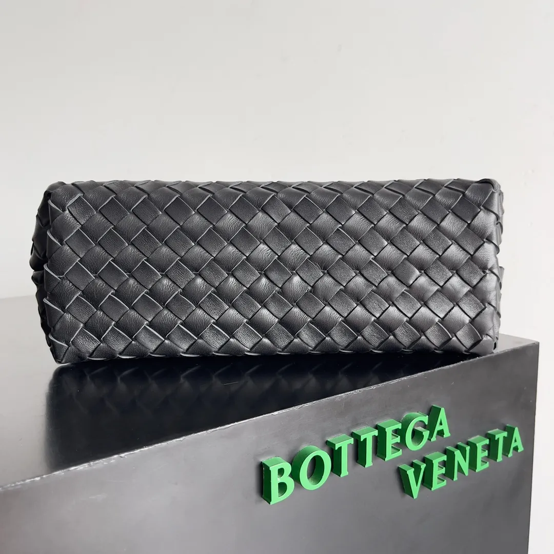 The 2023 new Andiamo batch of 2260 BV has been shipped‼ ️Really popular🔥The new Andiamo woven handbag launched by Bottega Veneta this season is really popular all over the world! ! Celebrities at home and abroad have worn it, and Oscar-winning actress Michelle Yeoh has taken it out on the street. Song Jia, Trai Yara, Yu Feihong, Sanji Ayaka, Rosie Hunting-Whiteley, Yoshioka Riho, etc. have all picked up this bag. It is classic and versatile, showing off its temperament, and the bag capacity is also large, which is very convenient for daily commuting! ! A variety of carrying methods, the shoulder straps can be adjusted by yourself, the original lambskin feels soft and delicate, and the unisex style breaks the gender boundaries and brings a more practical and long-lasting use experience. Andiamo, which has both elegant and casual styles, perfectly interprets the true appearance of "fashionable old money style". Style number: 743572 Size: 32*24*12